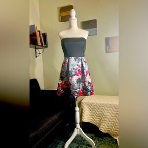 Teeze Me Cocktail Strapless Mini Dress in Juniors Size 11/12- Women’s M Like New